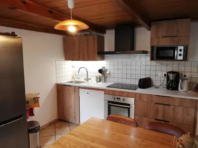 Cuisine ou kitchenette dans l'établissement Grand gite 14 personnes ,cour ,salle de jeux, proche du village , commerces