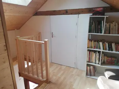 Bibliothèque dans la maison de vacances