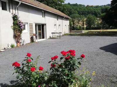 Jardin de l'établissement Grand gite 14 personnes ,cour ,salle de jeux, proche du village , commerces