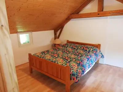 Un ou plusieurs lits dans un hébergement de l'établissement Grand gite 14 personnes ,cour ,salle de jeux, proche du village , commerces
