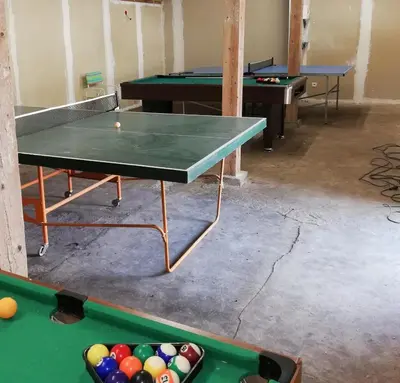 Tennis de table au sein de l'établissement Grand gite 14 personnes ,cour ,salle de jeux, proche du village , commerces ou à proximité