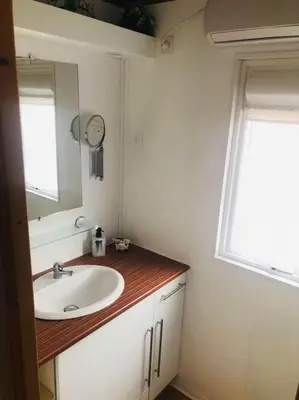 Salle de bains dans l'établissement Le 77 - chalet nature proche S.Besse