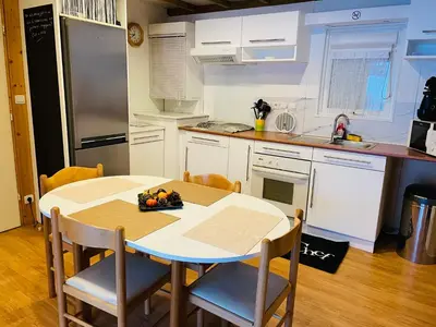 Cuisine ou kitchenette dans l'établissement Le 77 - chalet nature proche S.Besse