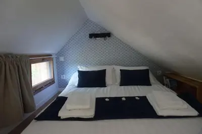 Un ou plusieurs lits dans un hébergement de l'établissement A LA BELLE ECORCE- tiny house