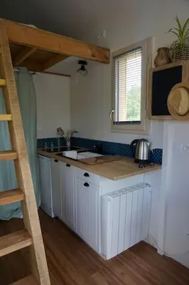 Cuisine ou kitchenette dans l'établissement A LA BELLE ECORCE- tiny house