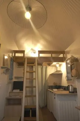 Cuisine ou kitchenette dans l'établissement A LA BELLE ECORCE- tiny house