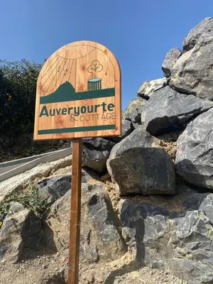 Certificat, récompense, panneau ou autre document affiché dans l'établissement Yourte ,volcans,randonnées,lacs,quiétude