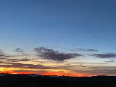 Lever ou coucher de soleil vu de la tente de luxe ou à proximité