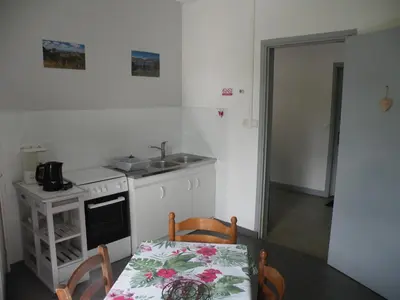 Cuisine ou kitchenette dans l'établissement Rose, 4 pers. Villa Saint Antoine, Orcival, Sancy