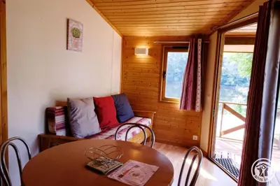 Coin salon dans l'établissement Gîte Chalet n°1