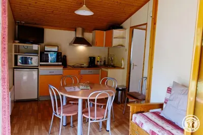 Cuisine ou kitchenette dans l'établissement Gîte Chalet n°1