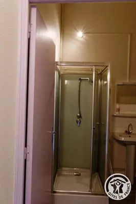 Salle de bains dans l'établissement Gite ecole 1