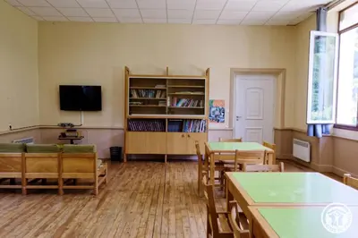 Télévision ou salle de divertissement dans l'établissement Gite ecole 4