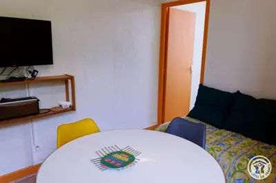 Télévision ou salle de divertissement dans l'établissement Gite ecole 4
