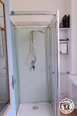 Salle de bains dans l'établissement Gite ecole 3
