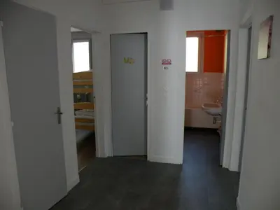 Salle de bains dans l'établissement Coquelicot, Entre Volcans d Auvergne et Sancy, Orcival.