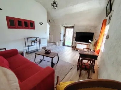 Télévision ou salle de divertissement dans l'établissement les granges