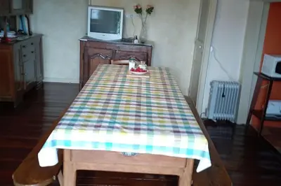Télévision ou salle de divertissement dans l'établissement Maison atypique du Cantal proche Lot et Corrèze