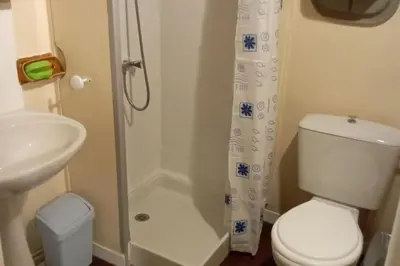Salle de bains dans l'établissement Maison atypique du Cantal proche Lot et Corrèze