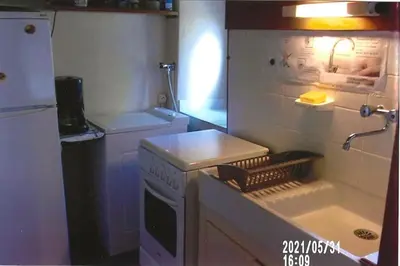 Cuisine ou kitchenette dans l'établissement Maison atypique du Cantal proche Lot et Corrèze