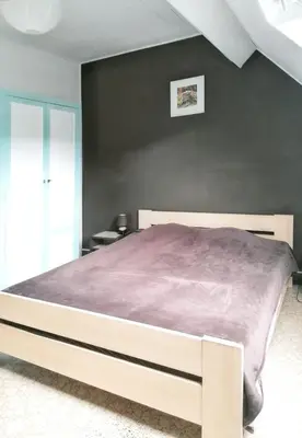 Un ou plusieurs lits dans un hébergement de l'établissement Appartement familial à La Bourboule - 55 m² avec TV dans la chambre