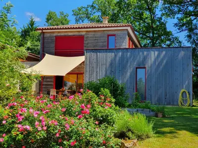Jardin de l'établissement Le Clos d'Ô Maison de standing Le Milan avec sa piscine chauffée proche de Sarlat