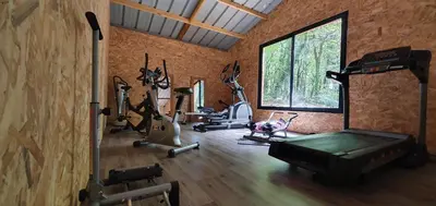 Salle ou équipements de sports de l'établissement Le Clos d'Ô Maison de standing Le Milan avec sa piscine chauffée proche de Sarlat