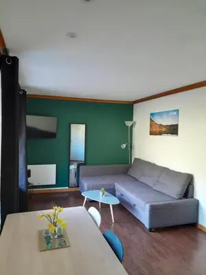 Coin salon dans l'établissement T2 confortable - Piscine chauffée - Super Besse