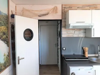 Cuisine ou kitchenette dans l'établissement Songe Tropical-InvIRI. Studio CHU. Parking Aisé.