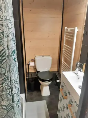 Salle de bains dans l'établissement Songe Tropical-InvIRI. Studio CHU. Parking Aisé.