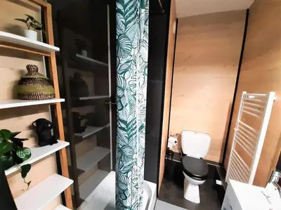 Salle de bains dans l'établissement Songe Tropical-InvIRI. Studio CHU. Parking Aisé.