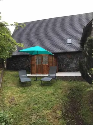 Jardin de l'établissement Maison auvergnate traditionnelle récemment rénovée