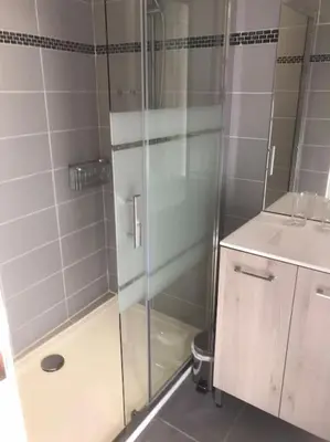 Salle de bains dans l'établissement Maison auvergnate traditionnelle récemment rénovée