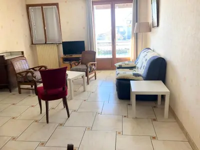 Télévision ou salle de divertissement dans l'établissement Appartement confortable à Saint-Martin, 60 m², jardin spacieux