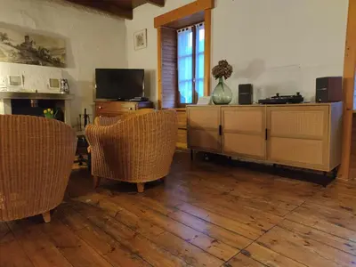 Télévision ou salle de divertissement dans l'établissement Maison familiale et authentique