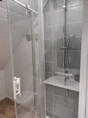 Salle de bains dans l'établissement Maison familiale et authentique