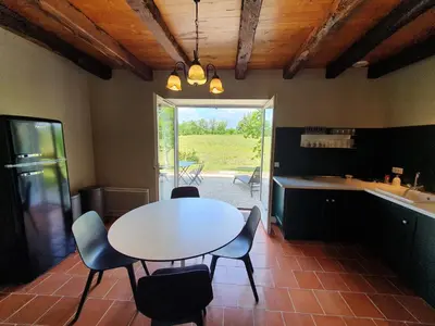 Cuisine ou kitchenette dans l'établissement Superbe gîte avec vue sur les vignes, dans le parc d'un manoir du 18ème siècle