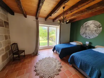 Un ou plusieurs lits dans un hébergement de l'établissement Superbe gîte avec vue sur les vignes, dans le parc d'un manoir du 18ème siècle