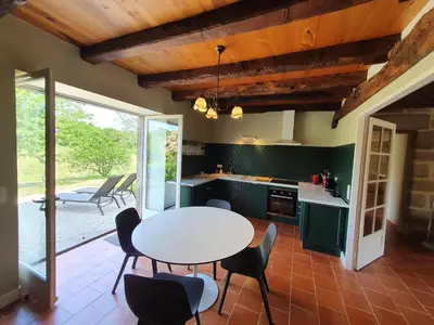 Cuisine ou kitchenette dans l'établissement Superbe gîte avec vue sur les vignes, dans le parc d'un manoir du 18ème siècle