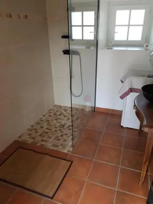 Salle de bains dans l'établissement Le Four de La Jugie