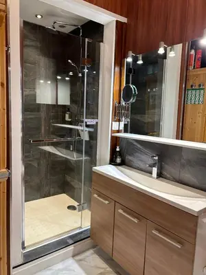 Salle de bains dans l'établissement Cosy T2 au Mont Dore Sauna privé et vue montagne proche thermes