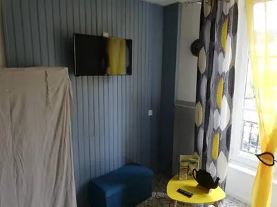 Télévision ou salle de divertissement dans l'établissement Le nid douillet Univers linge fourni