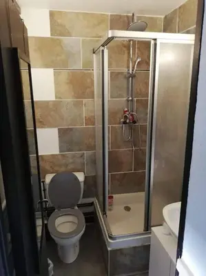 Salle de bains dans l'établissement Le Nid douillet splendide Linge fourni