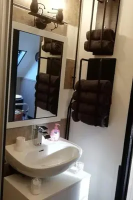 Salle de bains dans l'établissement Le Nid douillet splendide Linge fourni