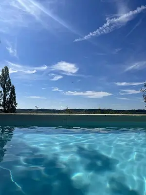 Piscine de l'établissement La Nature des Sens - Gîte les Cèdres ou située à proximité