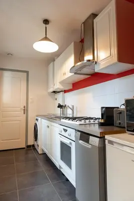 Cuisine ou kitchenette dans l'établissement Appart chaleureux face gare