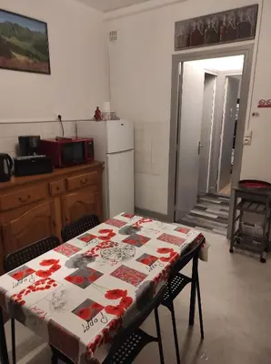 Cuisine ou kitchenette dans l'établissement Lilas, Gîte Saint Antoine, Orcival, Entre Sancy et Volcans.