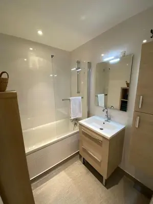 Salle de bains dans l'établissement Le Lioran, La Sumène, Studio balcon tout confort aux pieds des pistes