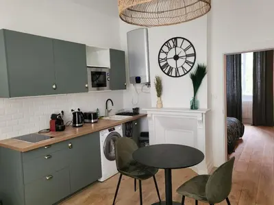 Cuisine ou kitchenette dans l'établissement Appartement moderne calme et spacieux-Centre Thuillat