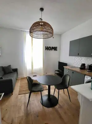 Cuisine ou kitchenette dans l'établissement Appartement moderne calme et spacieux-Centre Thuillat
